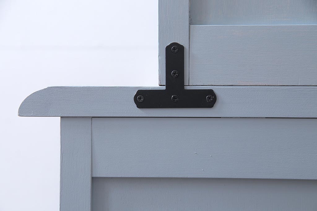 リメイク家具 中古 北海道民芸家具 爽やかなペイントカラーのレトロな食器棚(収納棚、キャビネット)(R-037654)