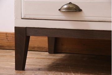アンティーク家具　和製アンティーク　ペイント　ダイヤガラス・当店オリジナルガラス　バイカラーがお洒落なリメイクローボード(テレビ台、リビングボード、戸棚)(R-037660)