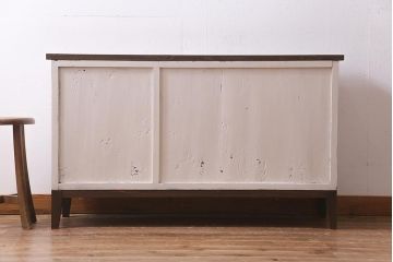 アンティーク家具　和製アンティーク　ペイント　ダイヤガラス・当店オリジナルガラス　バイカラーがお洒落なリメイクローボード(テレビ台、リビングボード、戸棚)(R-037660)