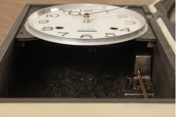 レトロ雑貨　RHYTHM(リズム時計工業)　30DAY　電池式　レトロな雰囲気が魅力のペイント掛け時計(振り子時計、柱時計)(R-037666)