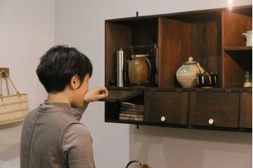 【カタログ掲載品】ラフジュ工房オリジナル　古材リメイク　収納とディスプレイが楽しめるパタパタ扉付きのウォールシェルフ(壁掛け収納棚、マス目棚)(R-037669)