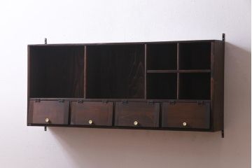 【カタログ掲載品】ラフジュ工房オリジナル　古材リメイク　収納とディスプレイが楽しめるパタパタ扉付きのウォールシェルフ(壁掛け収納棚、マス目棚)(R-037669)