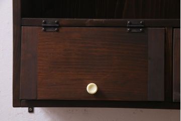 【カタログ掲載品】ラフジュ工房オリジナル　古材リメイク　収納とディスプレイが楽しめるパタパタ扉付きのウォールシェルフ(壁掛け収納棚、マス目棚)(R-037669)