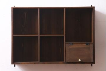 ラフジュ工房オリジナル　古材リメイク　パタパタ扉付き　ぬくもりを感じる佇まいのウォールシェルフ(壁掛け収納棚、マス目棚)(R-037670)