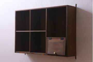 ラフジュ工房オリジナル　古材リメイク　パタパタ扉付き　ぬくもりを感じる佇まいのウォールシェルフ(壁掛け収納棚、マス目棚)(R-037670)