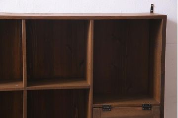 ラフジュ工房オリジナル　古材リメイク　パタパタ扉付き　ぬくもりを感じる佇まいのウォールシェルフ(壁掛け収納棚、マス目棚)(R-037670)