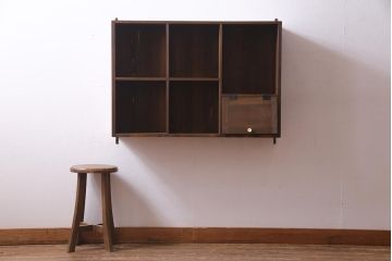 ラフジュ工房オリジナル　古材リメイク　パタパタ扉付き　ぬくもりを感じる佇まいのウォールシェルフ(壁掛け収納棚、マス目棚)(R-037670)