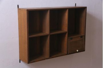 ラフジュ工房オリジナル　古材リメイク　パタパタ扉付き　ぬくもりを感じる佇まいのウォールシェルフ(壁掛け収納棚、マス目棚)(R-037670)