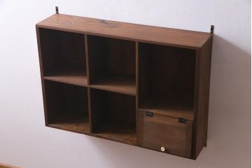 ラフジュ工房オリジナル　古材リメイク　パタパタ扉付き　ぬくもりを感じる佇まいのウォールシェルフ(壁掛け収納棚、マス目棚)(R-037670)