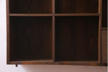 ラフジュ工房オリジナル　古材リメイク　パタパタ扉付き　ぬくもりを感じる佇まいのウォールシェルフ(壁掛け収納棚、マス目棚)(R-037670)