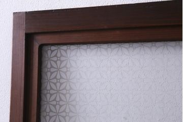 アンティーク建具　昭和初期　当店オリジナルガラス入り　趣溢れる和レトロな木製扉(ガラス扉、ドア)(R-037677)