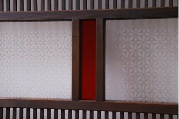 アンティーク建具　当店オリジナルガラス　色ガラスがアクセントの大正ロマンに合う格子戸2枚セット(ガラス帯戸、引き戸、建具)(R-037678)