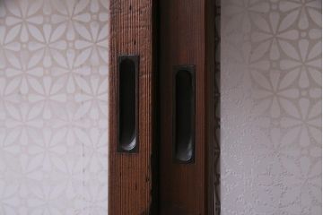 アンティーク建具　当店オリジナルガラス　色ガラスがアクセントの大正ロマンに合う格子戸2枚セット(ガラス帯戸、引き戸、建具)(R-037678)