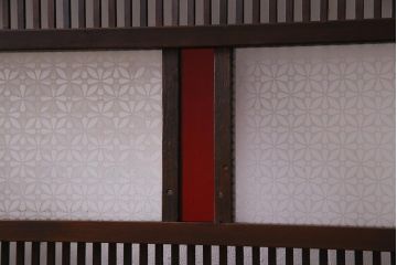 アンティーク建具　当店オリジナルガラス　色ガラスがアクセントの大正ロマンに合う格子戸2枚セット(ガラス帯戸、引き戸、建具)(R-037678)