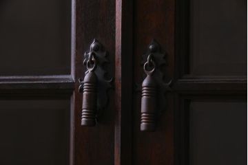 中古美品　松本民芸家具　シックなインテリアと相性の良いC型書棚(ブックケース、本棚、本箱、飾り棚)(定価約63万円)