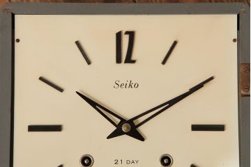 昭和レトロ雑貨　SEIKO(セイコー)　手巻き式　インダストリアルな掛け時計(柱時計、振り子時計、古時計)(R-037696)