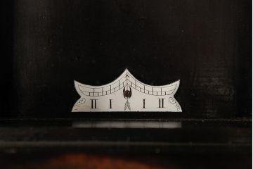アンティーク雑貨　トレードマーク・トンボ　手巻き式　ホーロー文字盤(琺瑯)　黒柿スリゲル掛け時計(ユンハンス風、柱時計、振り子時計)(R-037699)