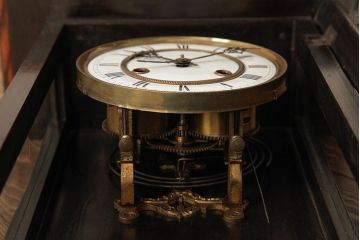 アンティーク雑貨　トレードマーク・トンボ　手巻き式　ホーロー文字盤(琺瑯)　黒柿スリゲル掛け時計(ユンハンス風、柱時計、振り子時計)(R-037699)