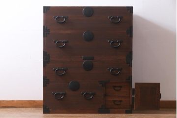 アンティーク家具　和製アンティーク　桐材・杉材　丸金具が目を引く重ね箪笥(衣装箪笥、和タンス、桐箪笥、桐たんす)(R-037706)