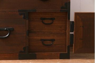 アンティーク家具　和製アンティーク　桐材・杉材　丸金具が目を引く重ね箪笥(衣装箪笥、和タンス、桐箪笥、桐たんす)(R-037706)