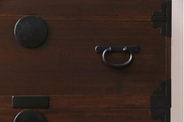 アンティーク家具　和製アンティーク　桐材・杉材　丸金具が目を引く重ね箪笥(衣装箪笥、和タンス、桐箪笥、桐たんす)(R-037706)