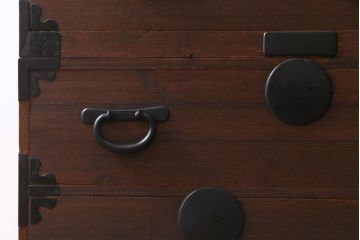 アンティーク家具　和製アンティーク　桐材・杉材　丸金具が目を引く重ね箪笥(衣装箪笥、和タンス、桐箪笥、桐たんす)(R-037706)