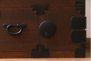 アンティーク家具　和製アンティーク　桐材・杉材　丸金具が目を引く重ね箪笥(衣装箪笥、和タンス、桐箪笥、桐たんす)(R-037706)