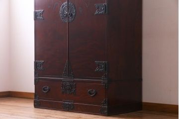 中古　岩谷堂箪笥　桜木家具店　緻密な彫りと意匠が魅力のワードローブ(洋服タンス)(R-037708)