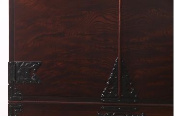 中古　岩谷堂箪笥　桜木家具店　緻密な彫りと意匠が魅力のワードローブ(洋服タンス)(R-037708)