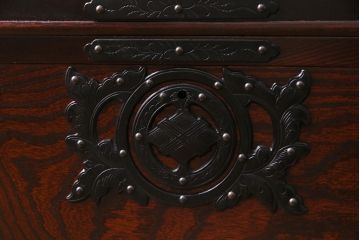 中古　岩谷堂箪笥　桜木家具店　緻密な彫りと意匠が魅力のワードローブ(洋服タンス)(R-037708)