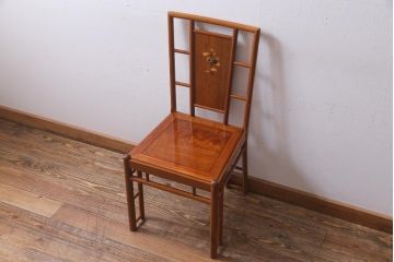 中古　唐木材　菊の図　象嵌風意匠とフレームのデザインが目を引くダイニングチェア(椅子)(R-037710)