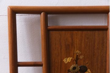 中古　唐木材　菊の図　象嵌風意匠とフレームのデザインが目を引くダイニングチェア(椅子)(R-037710)