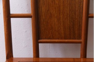 中古　唐木材　菊の図　象嵌風意匠とフレームのデザインが目を引くダイニングチェア(椅子)(R-037710)