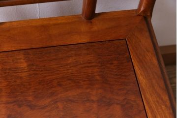 中古　唐木材　蔦の葉の図　象嵌風意匠とフレームのデザインが目を引くダイニングチェア(椅子)(R-037712)