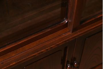中古　指物家具　三方ケヤキ材　桐材　上質な作りの高級茶箪笥(和タンス、キャビネット、飾り棚)(定価約39万円)(R-037716)