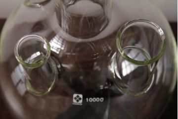 中古　HARIO(ハリオ)　10000　直径26cm　五ツ口フラスコ・スタンド付き(丸底フラスコ、実験器具、ディスプレイ)(R-037718)