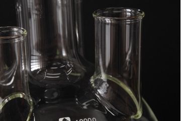 中古　HARIO(ハリオ)　10000　直径26cm　五ツ口フラスコ・スタンド付き(丸底フラスコ、実験器具、ディスプレイ)(R-037718)