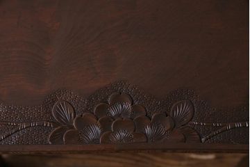 中古　伝統工芸　軽井沢彫り　引き出し付き　繊細な桜の彫りが美しいサイドテーブル(花台、飾り台、引き出し)(R-037726)