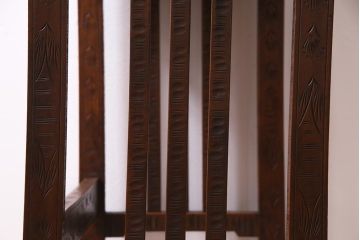 中古　伝統工芸　軽井沢彫り　引き出し付き　繊細な桜の彫りが美しいサイドテーブル(花台、飾り台、引き出し)(R-037726)