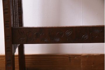 中古　伝統工芸　軽井沢彫り　引き出し付き　繊細な桜の彫りが美しいサイドテーブル(花台、飾り台、引き出し)(R-037726)