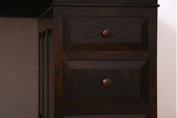 中古　松本民芸家具　シックな色合いが上品なM型両袖机(デスク)(定価62万円)(R-037729)