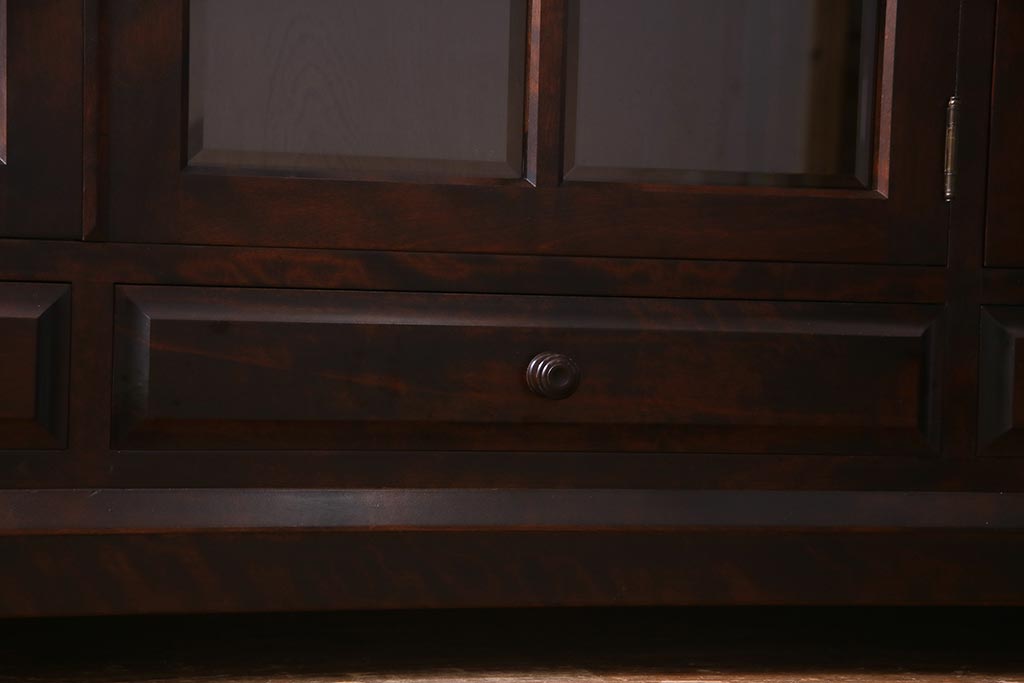 中古　北海道民芸家具　特注サイズ　シックで落ち着きのある色味のサイドボード(収納棚、戸棚、キャビネット)(R-037730)