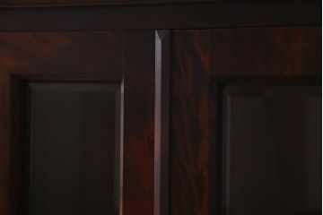 中古　リメイク　北海道民芸家具　脚付き　品のある佇まいがお洒落なキャビネット(食器棚、飾り棚、収納棚)(R-037731)