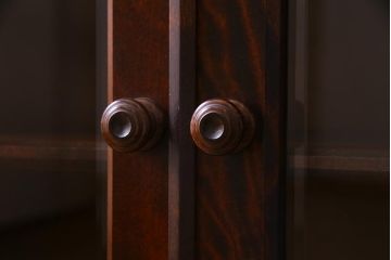 中古　リメイク　北海道民芸家具　脚付き　品のある佇まいがお洒落なキャビネット(食器棚、飾り棚、収納棚)(R-037731)