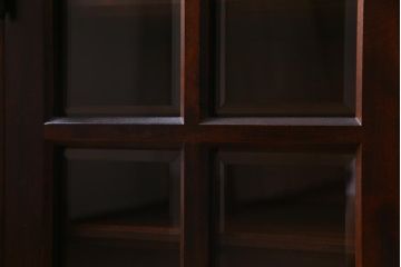 中古　リメイク　北海道民芸家具　脚付き　品のある佇まいがお洒落なキャビネット(食器棚、飾り棚、収納棚)(R-037731)