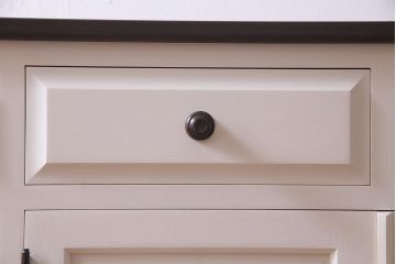 中古　リメイク　北海道民芸家具　上品さが感じられるレトロシックなペイントサイドボード(収納棚、戸棚)(R-037732)