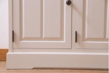 中古　リメイク　北海道民芸家具　上品さが感じられるレトロシックなペイントサイドボード(収納棚、戸棚)(R-037732)