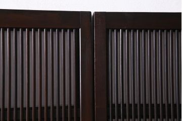 アンティーク建具　和製アンティーク　大正昭和初期　裏障子付き　小さな葉っぱ模様のガラスと細かな縦桟が目を引く格子戸2枚セット(引き戸、障子戸、建具)(R-037744)