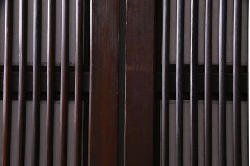 アンティーク建具　和製アンティーク　大正昭和初期　裏障子付き　小さな葉っぱ模様のガラスと細かな縦桟が目を引く格子戸2枚セット(引き戸、障子戸、建具)(R-037744)