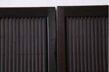 アンティーク建具　和製アンティーク　大正昭和初期　裏障子付き　ガラス入り　縦格子が美しいシックでモダンな雰囲気の格子戸2枚セット(引き戸、障子戸、建具)(R-037745)